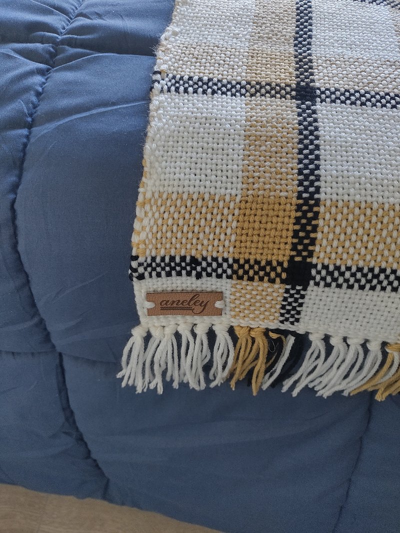 Pies de cama Rahue tejidas en telar artesanales